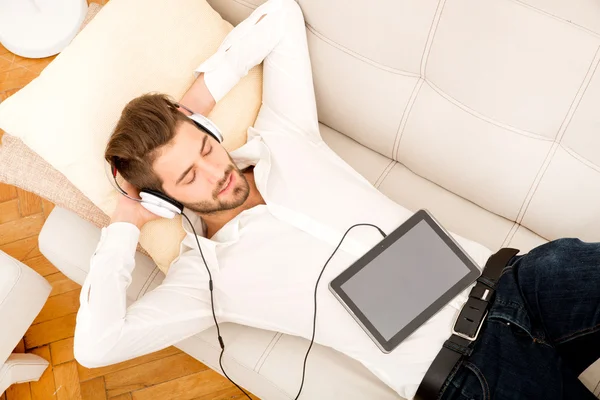 Young man listening to music — Stock Photo, Image